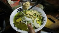 Soto ayam lamongan selanjutnya ada Soto Lamongan Cak Ali yang berlokasi di Jl. Setiabudi Selatan, Kuningan, Jakarta Selatan. Semangkuk soto lamongan campur nasi dijual Rp 11 ribu dan soto lamongan dengan nasi yang dipisah seharga Rp. 13 ribu. Foto: Instagram