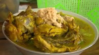 Soto ayam lamongan khas Jawa Timur yang satu ini bernama Soto Lamongan Cak Anom. Berlokasi di Jl. H. Nawi Raya No.21 DE, tempat makan soto lamongan ini juga sudah cukup terkenal. Semangkuk soto lamongan yang hangat dan berlimpah serbuk koyanya dibanderol seharga Rp. 15 ribu. Foto: Instagram