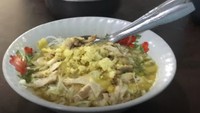 Berlokasi di Jl. Raya Bogor Km 32, soto lamongan bu Shifa ini dibanderol dengan harga yang sangat murah. Hanya dengan Rp. 9 ribu kamu sudah bisa menikmati semangkuk soto yang hangat dan gurih. Foto: Instagram
