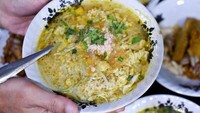 Di Soto Lamongan Bunda Ros, kamu juga bisa menikmati pilihan makanan khas Lamongan lainnya. Salah satunya, pecel lele. Berlokasi di Jl. Darmawangsa 11 No.03, menu yang disediakan di sini harganya berkisar mulai dari Rp. 16 ribu hingga Rp. 26 ribu. Foto: Instagram
