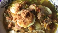 Soto lamongan ini dijual dengan sebuah gerobak kecil, dan berlokasi di Jl. Raya Pasar Minggu persis di halaman parkir ruko-ruko dekat dengan masjid At-Taqwa. Semangkuk soto lamongan polos di sini hanya dibanderol seharga Rp. 10 ribu. Foto: Instagram