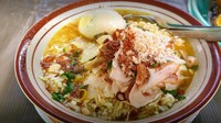 Soto Ayam Lamongan Suka Suka juga bisa menjadi pilihan lainnya untuk kamu yang berada di wilayah Jakarta Selatan atau sekitarnya. Berlokasi di Jl. Taman Patra Terusan, Gatot Subroto, Jakarta Selatan kamu bisa menikmati hangat dan gurihnya semangkuk soto lamongan disini mulai dari Rp. 18 ribu. Foto: Instagram