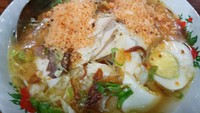 Soto lamongan yang satu ini berlokasi di Jl. Mampang Prapatan V No. 70. Di sini kamu bisa menikmati semangkuk soto lamongan yang gurih dan hangat, nasi putih serta segelas es teh manis yang dibanderol sekitar Rp. 21 ribu. Foto: Instagram