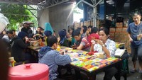 Beralih ke Jakarta Pusat. Salah satu tempat untuk menikmati soto ayam lamongan adalah Soto Ayam Lamongan Bejo Prayitno. Berlokasi di Jl. Salemba Tengah No.39AA, kamu bisa mendapatkan semangkuk soto polos seharga Rp. 17 ribu dan soto dengan beragam pilihan toping mulai dari Rp. 24 ribu - Rp. 30 ribu. Foto: Instagram