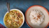 Agak tersembunyi, soto lamongan yang satu ini terletak di TPU Menteng Pulo. Berlokasi di Menteng Dalam, tepatnya persis di jalan masuk TPU Menteng Pulo soto lamongan ini dibanderol Rp. 15 ribu sudah lengkap dengan soto dan sepiring nasi. Foto: Instagram