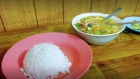 Tak hanya di Jakarta, tempat makan soto lamongan di Jl. Stasiun Pondok Cina yang berdekatan dengan Stasiun KRL Pondok Cina juga patut dicoba. dibanderol Rp. 20 ribu kamu bisa mendapatkan semangkuk penuh soto dan nasi yang sangat mengenyangkan. Foto: Instagram