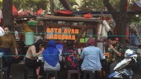 Persis berada di samping Citywalk Sudirman, warung soto kaki lima Yu Patri ini selalu ramai dikunjungi pelanggan. Semangkuk soto yu Patri ini dibanderol harganya Rp 12 ribu - Rp. 14 ribu. Foto: Instagram