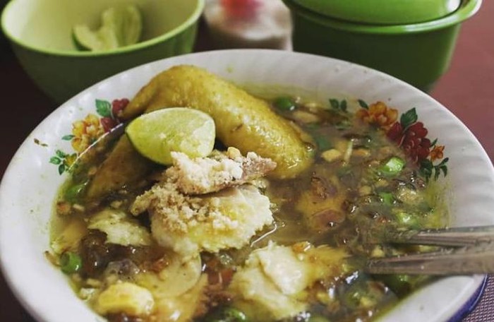 Proses pembuatan soto Lamongan dengan bahan-bahan segar