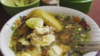 Soto Ayam Lamongan Cak Wan memiliki menu tambahan berupa ceker ayam buat kamu pecinta ceker. Soto lamongan yang berada di Jl. Kemang Utara 9 no. 43 ini harganya mulai dari Rp. 17 ribu sudah dengan dengan taburan koya dan bawang goreng yang gurih. Foto: Instagram