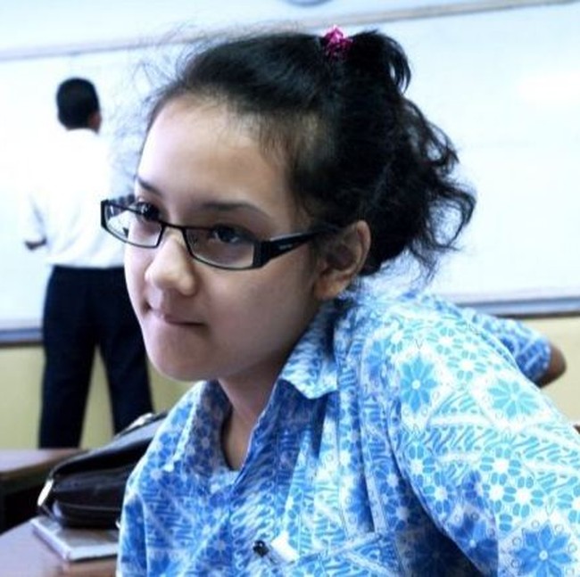 Anya GeraldineAnya dikenal dengan potret seksi dan glamournya di Instagram. Netizen pun cukup pangling saat melihat penampilannya ketika masih sekolah. Sering diunggah di Instagram, dalam momen ini Anya terlihat manis saat seragam, kacamata, dan rambut ikal yang dikuncir.Foto: Instagram