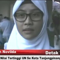 AwkarinFoto jadul Awkarin waktu masih duduk di bangku sekolah sempat viral dan ramai diperbincangkan. Dikenal dengan sejumlah kontroversinya saat itu, pemilik nama asli Karin Novilda ini mengejutkan banyak orang dengan penampilannya yang dulu berkerudung dan berkacamata. Ia pernah muncul di televisi sebagai murid dengan nilai UN tertinggi sekota Tanjung Pinang.Foto: Instagram