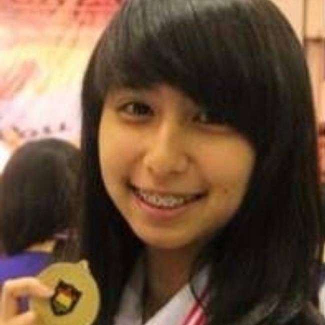 Clarine ClayBanyak orang memakai behel di bangku sekolah. Begini penampilan Clarine Clay saat itu ketika menunjukkan medali yang didapatkannya. Penampilan pacar Joshua Suherman ini juga bikin pangling netizen.Foto: Instagram