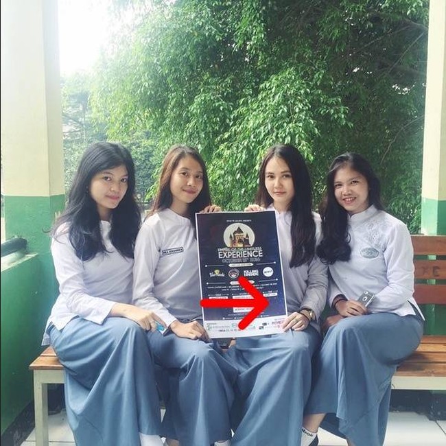 Sarah GibsonSarah Gibson juga pernah mengungkap foto jadulnya di Instagram. Ketika itu, penampilan Sarah sudah tampil mencuri perhatian meski memakai seragam panjang. Foto: Instagram