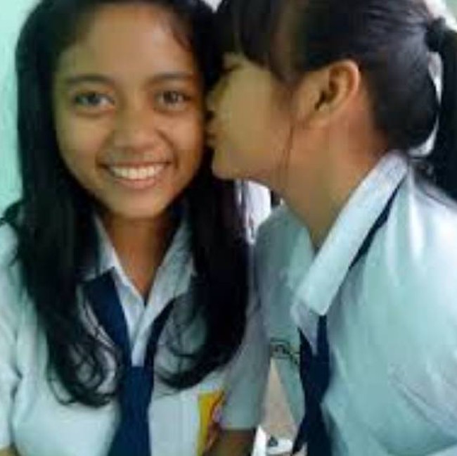 Rachel VennyaRachel yang kini dikenal sebagai makeup artist dan selebgram juga pernah mengunggah foto jadulnya saat duduk di bangku SMP. Diposting di ask.fm, penampilannya bersama seorang teman kala itu tampak polos. Foto: ask.fm