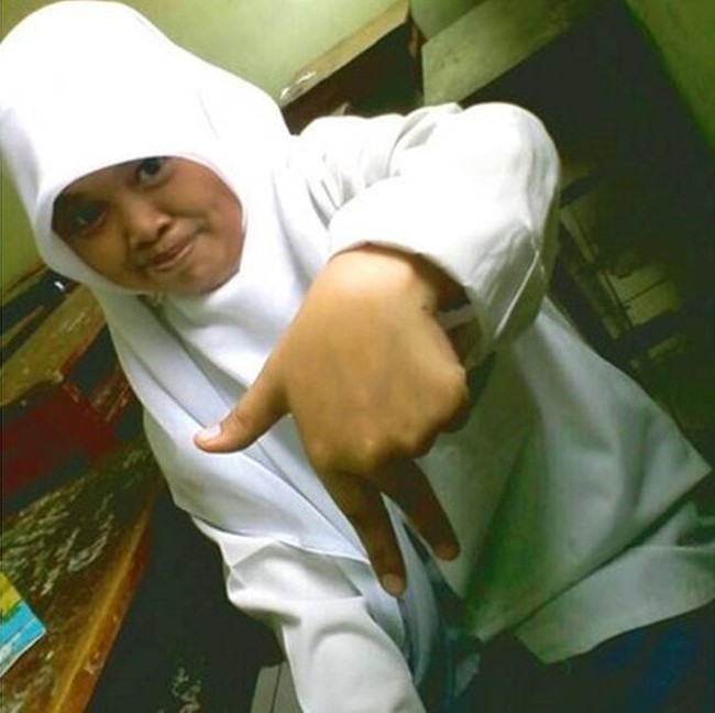 KekeyiKekeyi juga sempat mengunggah fotonya saat masih sekolah. Berbeda dengan selebgram lain, potret jadul Kekeyi banyak ditemukan di Facebook. Begini penampilannya saat duduk di bangku SMA di Surabaya. Foto: Instagram