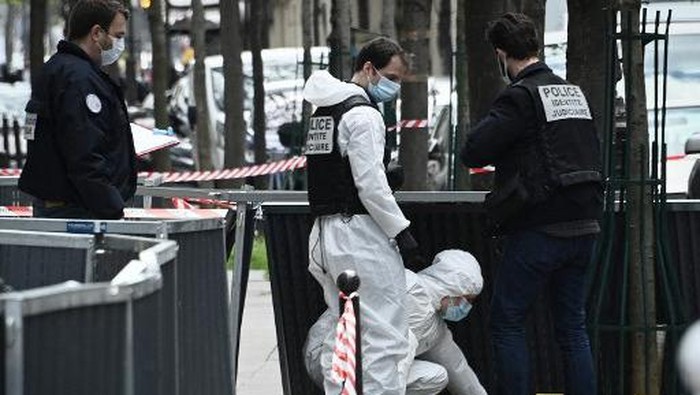 French police forensic investigators search for evidence near the Henry Dunant private hospital where one person was shot dead and one injured in a shooting outside the instituion owned by the Red Cross in Paris upmarket 16th district on April 12, 2021. (Photo by Anne-Christine POUJOULAT / AFP)