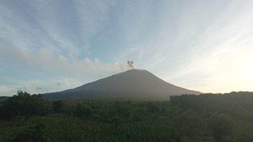Gunung Ile Lewotolok, NTT erupsi