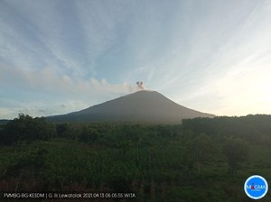 Gunung Ili Lewotolok di NTT Alami 3 Kali Erupsi Pagi Ini