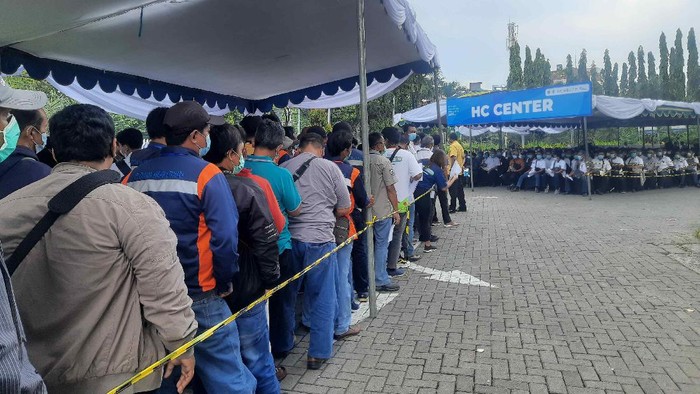 Hari pertama puasa Ramadhan 2021, proses vaksinasi COVID-19 tetap digelar. Di Kota Surabaya sendiri, animo peserta vaksin masih sangat tinggi.