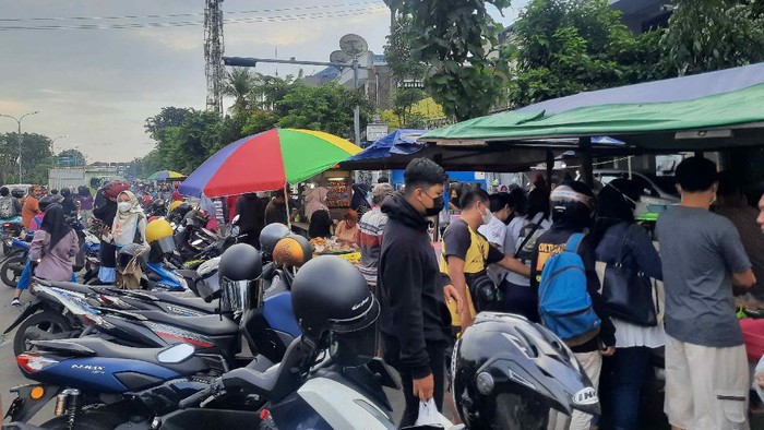 Hari Pertama Puasa, Warga Padati Pasar Karmen Beli Takjil