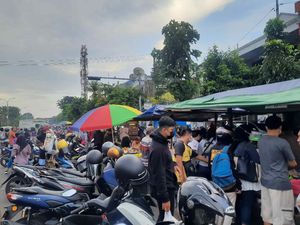 Pembeli Takjil di Pasar Karmen Surabaya Bermasker Tapi Tak Jaga Jarak