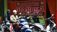 Pengendara melintas di depan sebuah Warteg yang buka di bulan Ramadhan.