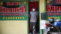 Warung makan Tegal di Ibu Kota Jakarta tetap buka di hari pertama puasa, Selasa (13/04/2021).