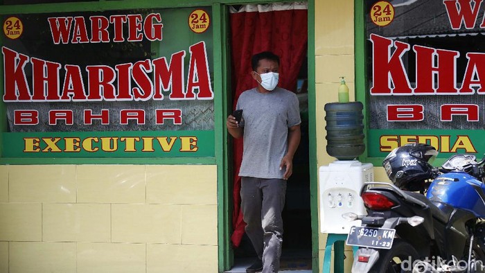Hormati Bulan Ramadhan, Warteg di Jakarta Ditutup Tirai Sejumlah Warteg di Ibu Kota Jakarta tetap buka di hari pertama puasa. Mereka pintu dan jendela dengan tirai untuk menghormati yang berpuasa.