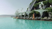 Para tamu yang tinggal di sini menginginkan untuk tinggal dalam hotel yang penuh dengan kemewahan layaknya hotel bintang lima pada umumnya. Maka di sana juga disediakan kolam renang di dalam dan luar ruang, spa, gym, dan lapangan golf mini. Foto: Hayri Atak Architectural Design Studio/CNN