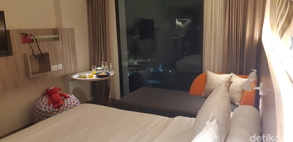 Superior with View bisa memanjakanmu dengan suasana Bandung yang ciamik di malam hari lewat jendela kamarmu. Superior with View bisa memanjakanmu dengan suasana Bandung yang ciamik di malam hari lewat jendela kamarmu.