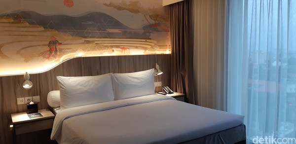 Ada tiga tipe kamar yang bisa kamu nikmati yaitu, Superior di harga Rp 500.00-an, Superior with View dengan harga Rp 600.000-an dan Family Room dengan harga Rp 1,2 jutaan. Ada tiga tipe kamar yang bisa kamu nikmati yaitu, Superior di harga Rp 500.00-an, Superior with View dengan harga Rp 600.000-an dan Family Room dengan harga Rp 1,2 jutaan.