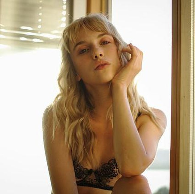 Irina mengaku bahwa dia dan rekan-rekan modelnya dipaksa oleh Vitaliy untuk ke balkon. Irina menjelaskan bahwa jika dia tidak mau maka honor modelnya tidak akan dibayar. Foto: Instagram