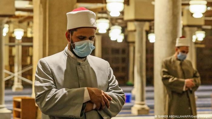 Jamaah harus tetap mengenakan masker dan menerapkan jaga jarak sosial saat menjalani ibadah di masjid