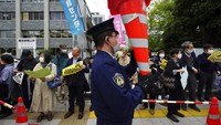 Sekitar 1,25 juta ton air limbah radioaktif yang telah diolah, selama ini disimpan di dalam 1.000 tangki besar di Fukushima Daiichi -- lokasi melelehnya reaktor nuklir akibat gempa dan tsunami dahsyat nyaris satu dekade lalu. Pembuangan dilakukan karena tangki-tangki untuk menyimpan air limbah itu diperkirakan akan penuh pada pertengahan tahun 2022 mendatang. AP Photo/Eugene Hoshiko  