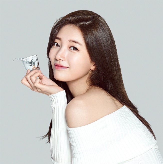 Terpilih sebagai model iklan soju adalah kesempatan bergengsi bagi idol KPop wanita. Suzy dipilih sebagai model soju keluaran Lotte, Chum Churum pada 2016. Foto: dok Chum Churum