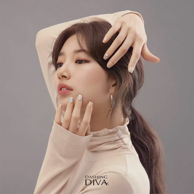 Dashing Diva menjadi salah satu iklan terbaru Suzy. Ia mewakili merek kuku palsu itu di Korea Selatan, Cina, Jepang, hingga Amerika Serikat. Penjualan Dashing Diva pun meningkat 200 persen sejak merekrut bintang Start Up itu. Foto: dok Dashing Diva