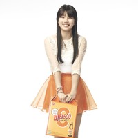 Vita 500 menambah deretan iklan yang membuat Suzy dikenal sebagai CF Queen. Ia dipilih menjadi model iklan minuman vitamin C keluaran Kwangdong itu pada 2013. Foto: dok Vita 500