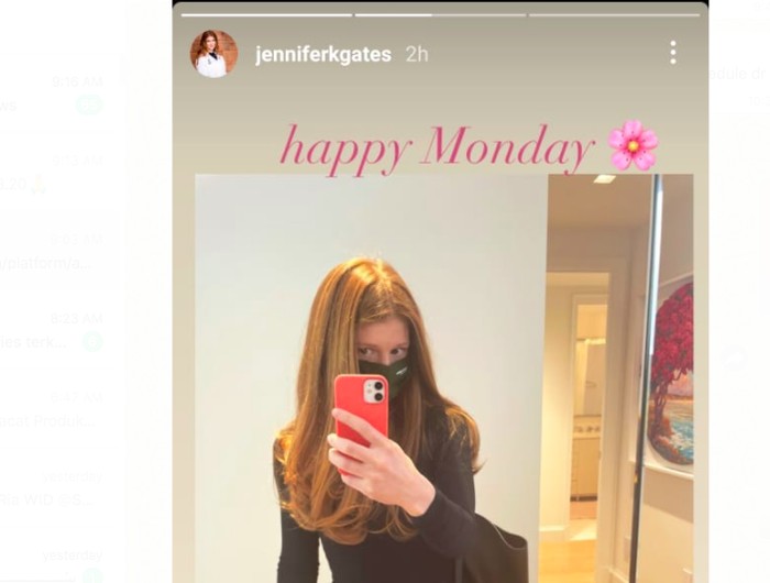 Jennifer Gates pakai iphone