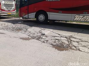 Jl Inspeksi Kalimalang Dekat Kompleks Depkes Bekasi Masih Rusak Parah