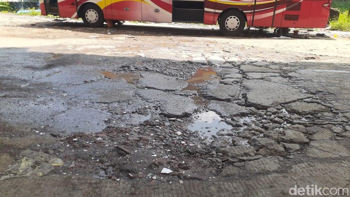 Jl Inspeksi Kalimalang di dekat komplek Depkes 1, Jatibening, Bekasi rusak parah. 13 April 2021. (Afzal Nur Iman/detikcom)