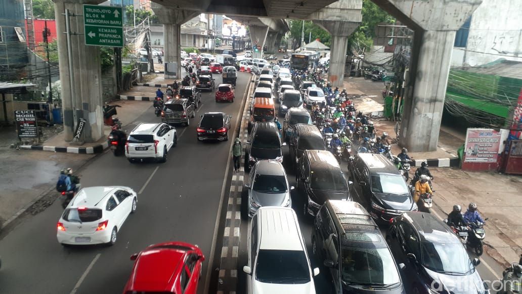 Jl Tendean Jaksel dan galian-galian manhole yang masih berlangsung, 13 April 2021. (Afzal NI/detikcom)
