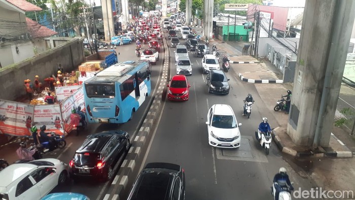 Jl Tendean Jaksel dan galian-galian manhole yang masih berlangsung, 13 April 2021. (Afzal NI/detikcom)