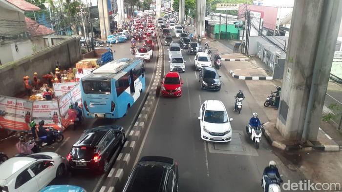 Jl Tendean Jaksel dan galian-galian manhole yang masih berlangsung, 13 April 2021. (Afzal NI/detikcom)