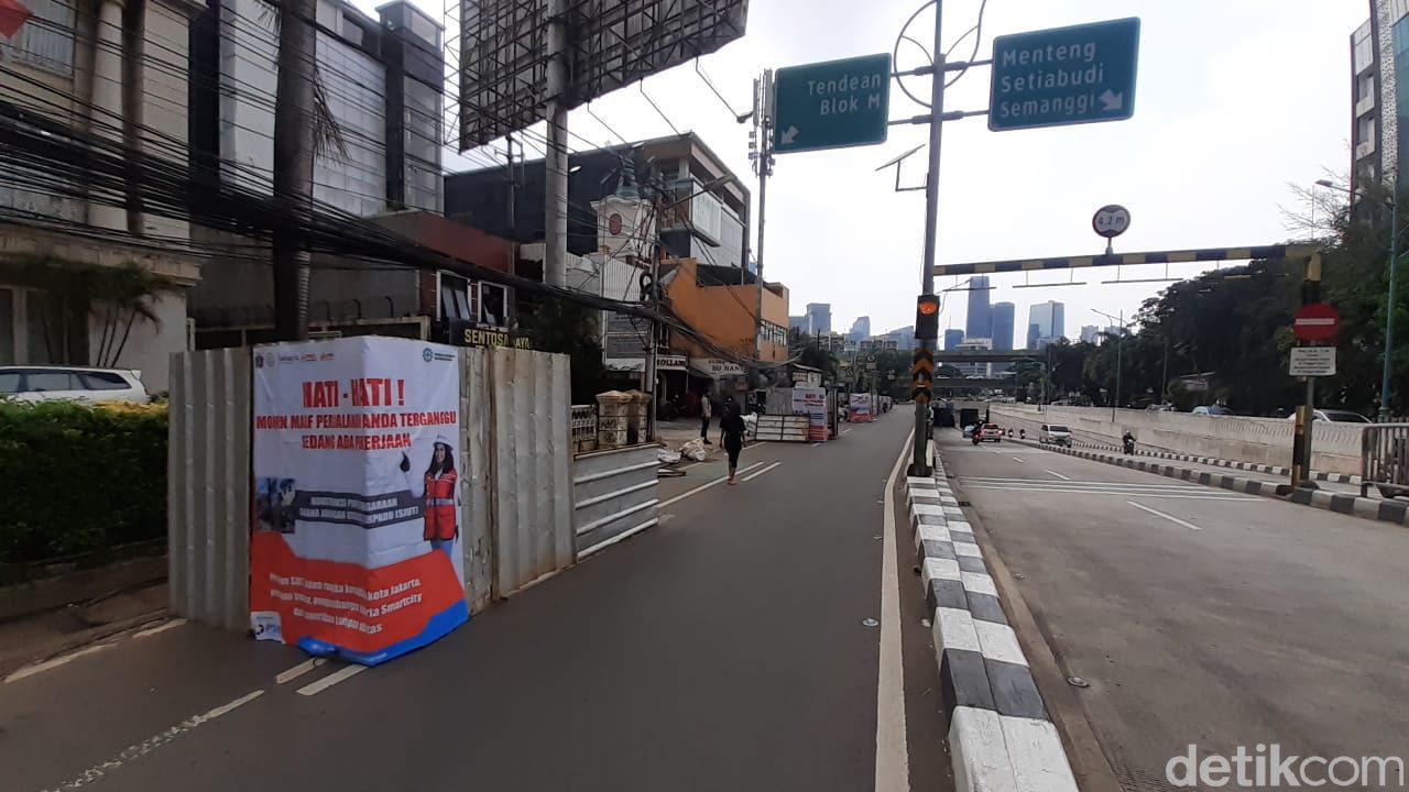 Jl Tendean Jaksel dan galian-galian manhole yang masih berlangsung, 13 April 2021. (Afzal NI/detikcom)