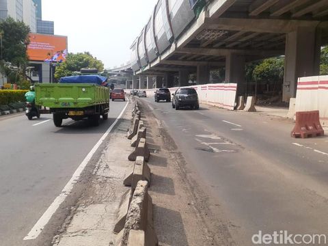 Kerusakan di Jl HR Rasuna Said, Jakarta Selatan, 13 April 2021. (Afzal Nur Iman/detikcom)
