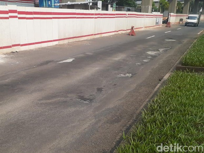 Kerusakan di Jl HR Rasuna Said, Jakarta Selatan, 13 April 2021. (Afzal Nur Iman/detikcom)