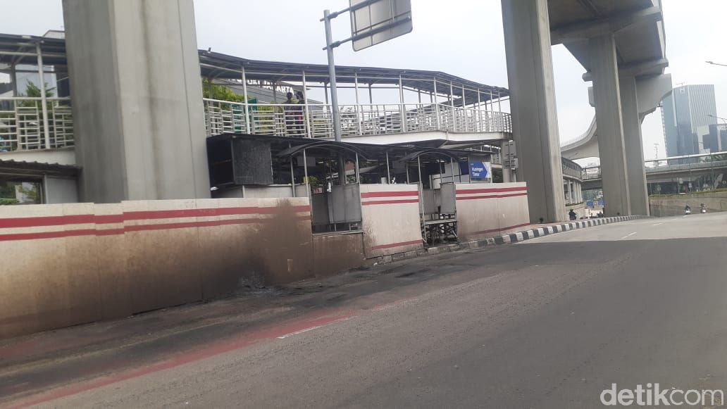 Kerusakan di Jl HR Rasuna Said, Jakarta Selatan, 13 April 2021. (Afzal Nur Iman/detikcom)