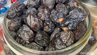 Dari tahun ke tahun, kurma ajwa atau kurma nabi selalu dicari. Di Toko Bismillah, kurma ajwa kualitas paling bagus dibanderol Rp 300 ribu per kg. Foto: detikfood