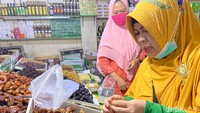 Banyak penggemar kurma berburu langsung kurma ke Pasar Tanah Abang. Tak jarang mereka memilih sendiri kurma sebelum ditimbang. Foto: detikfood