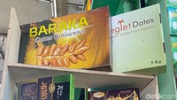 Seperti ini beberapa merek kurma kemasan yang dijual di Tanah Abang. Pembeli yang tak mengerti banyak soal kurma, bisa bebas bertanya-tanya dulu dengan penjual. Foto: detikfood